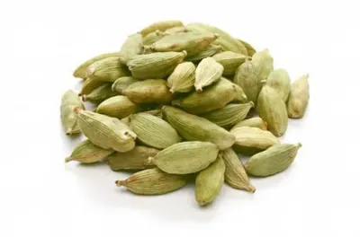 Whole cardamom: aromatic green pods, providing an intense and fragrant flavor