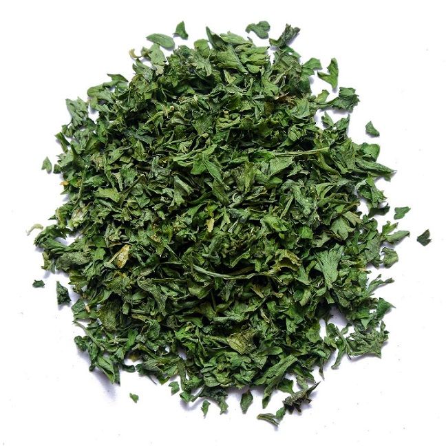 Parsley: green, leafy aromatic herb, ideal for adding freshness and flavor to your dishes