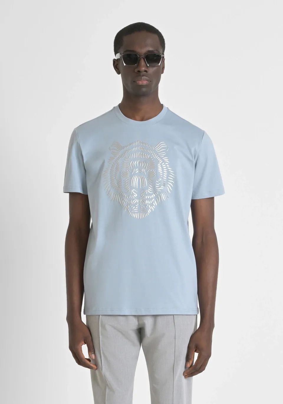Camiseta Antony Morato regular fit con detalles en contraste y parche de logotipo