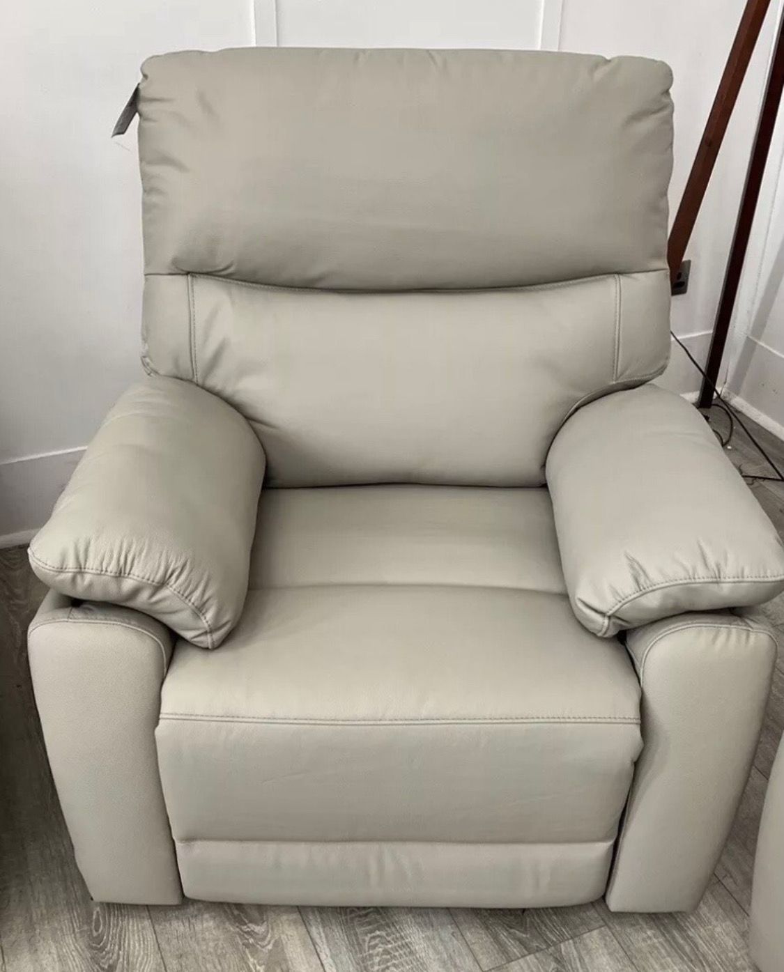 Vantage Manual Reclining Chair In Putty Leather