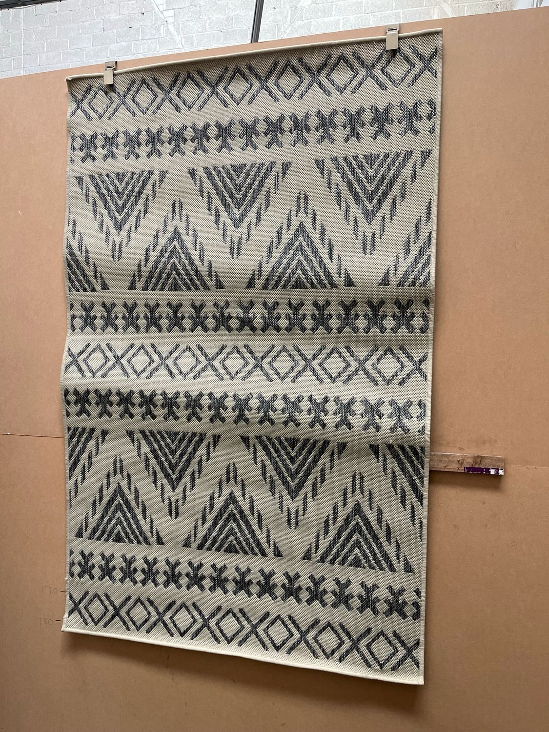 Grey & White Patterned Rug 180cm X 120cm (185)