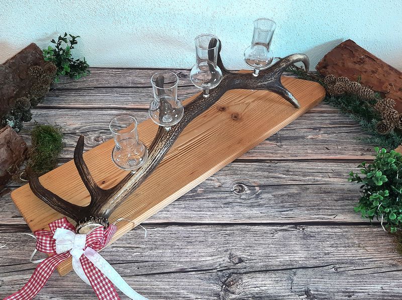 Hirschgeweih mit 4 Schnapsgläser, Schnapsbrett