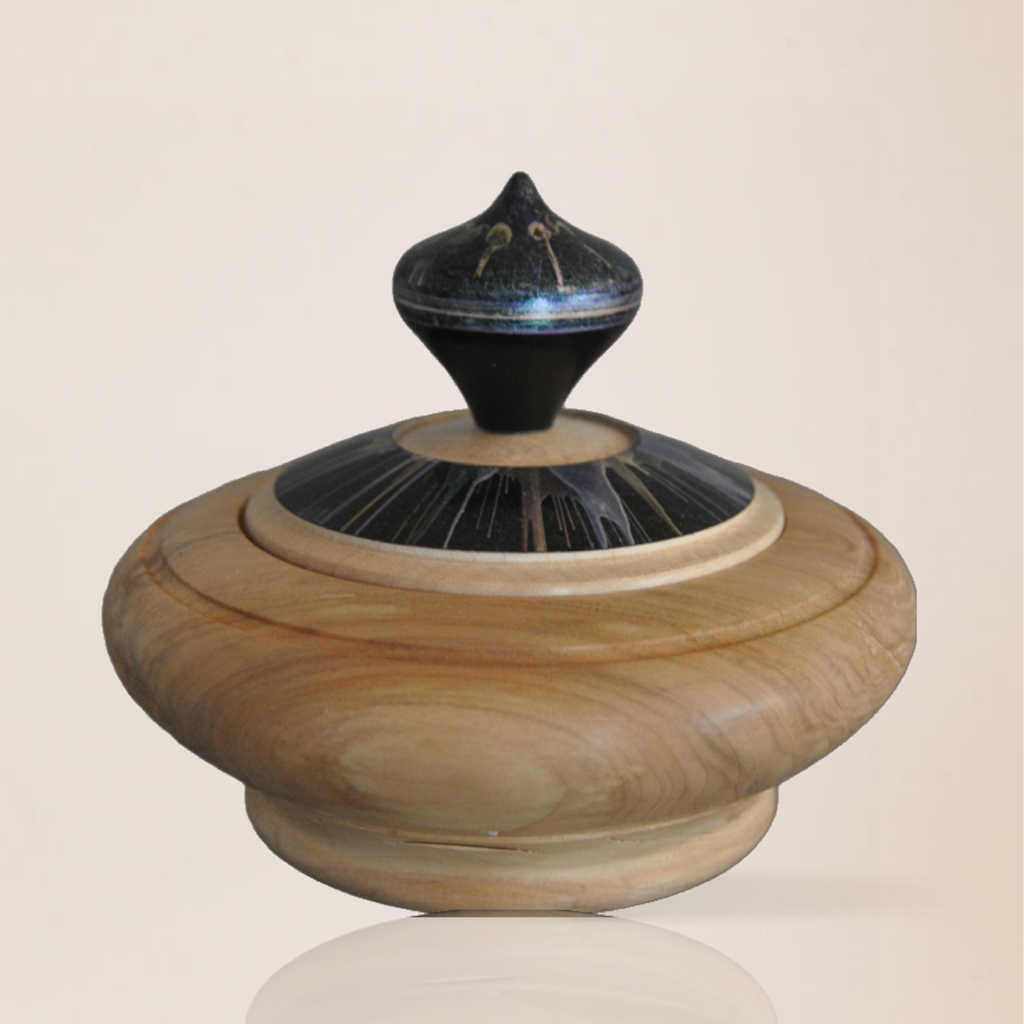 Dose aus Walnussholz mit Deckel aus Lindenholz Dose aus Walnussholz mit Deckel aus Lindenholz
