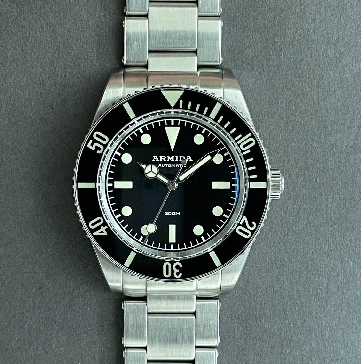 Armida A9 300m black bezel