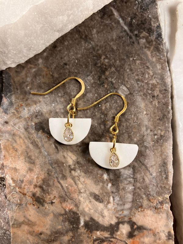 Boucles d'oreilles marbre blanc demi-lune