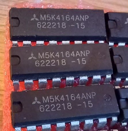 Pamięć DRAM typu 4164, organizacja 64k x 1, używana