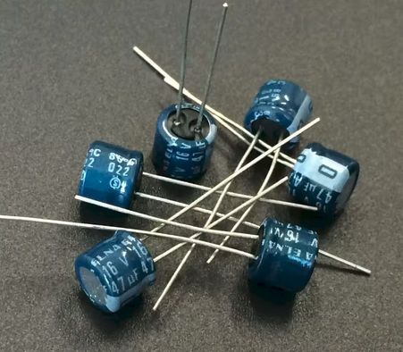 Kondensator elektrolityczny ELNA niskoprofilowy 47uF, 16V, 2 szt.