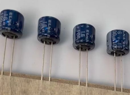 Kondensator elektrolityczny ELNA niskoprofilowy 100uF, 16V