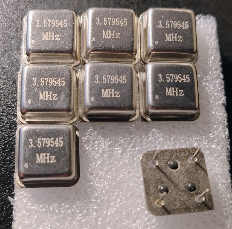 Square Active Resonator 3.579 MHz, DIP 4