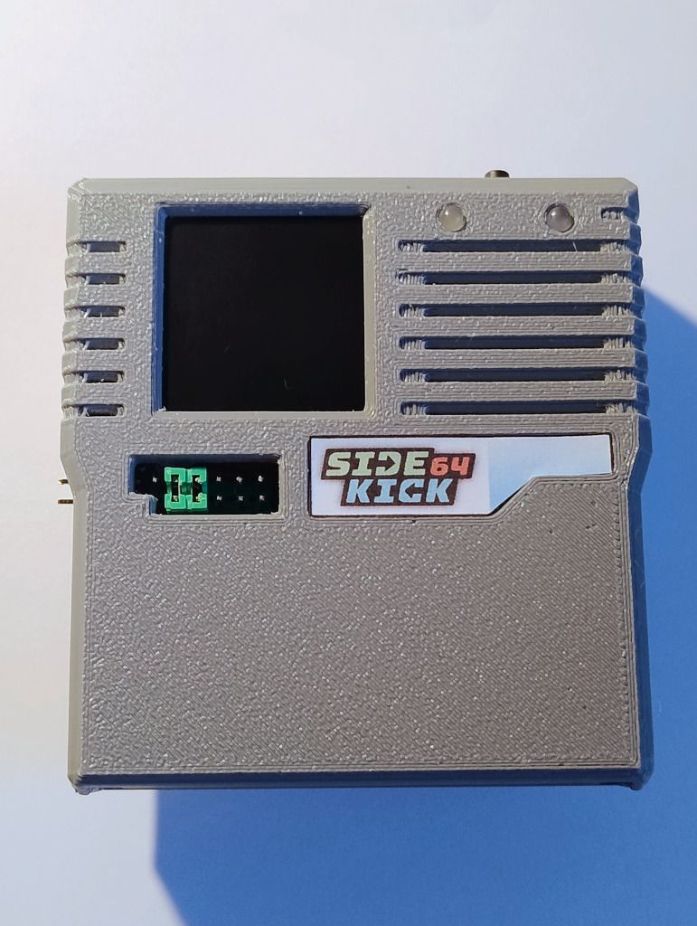 Sidekick64 jest to kartridż do C64, C128 i VIC20