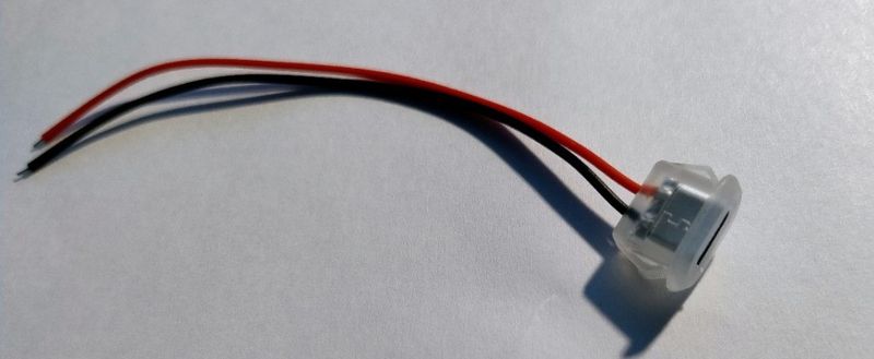 Gniazdo USB-C z 2 przewodami na zatrzask do obudowy, obudowa przeźroczysta