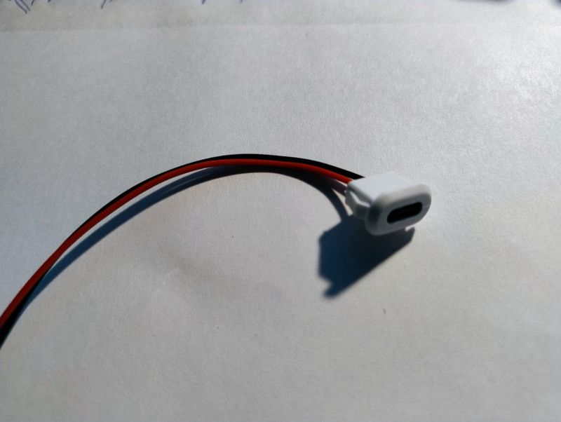 Gniazdo USB-C z 2 przewodami na zatrzask do obudowy