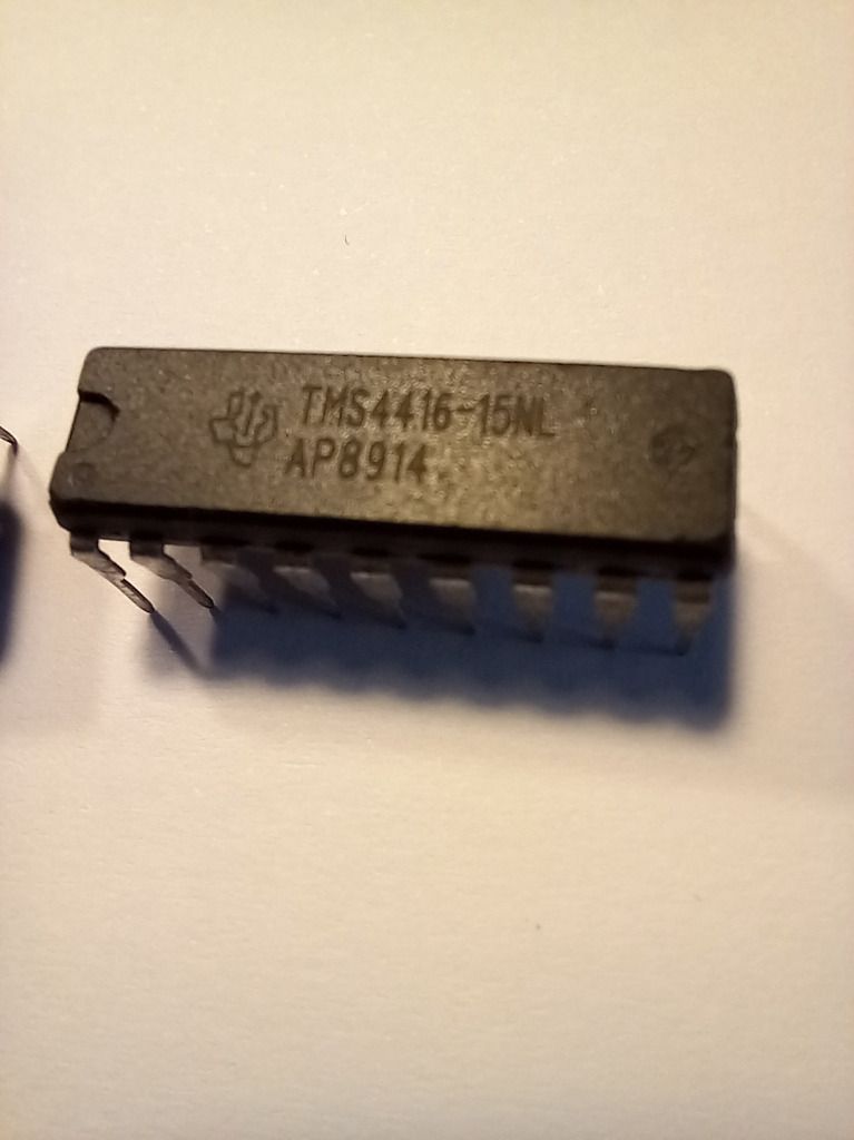 Pamięć DRAM typu 4416, organizacja 16k x 4