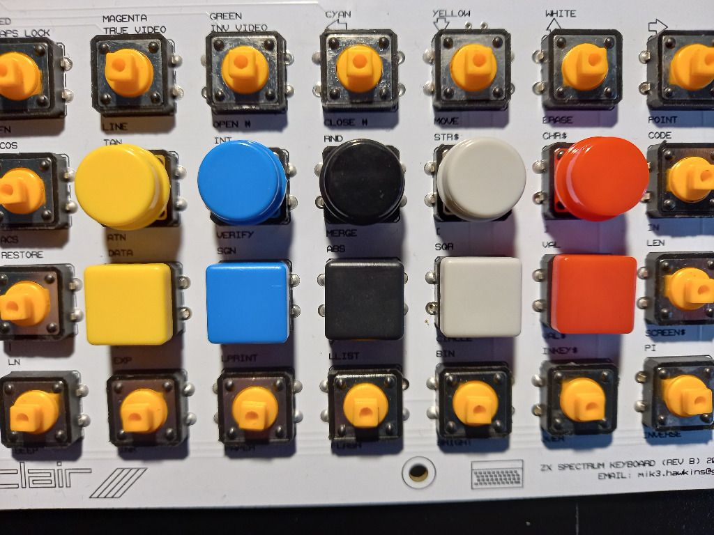 Switch TACT o wymiarach 12 x 12 x 7,3 w komplecie z nakładką