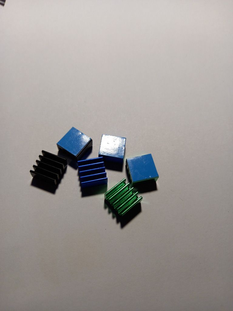 Radiator z taśmą samoprzylepną, 9x9x5 mm