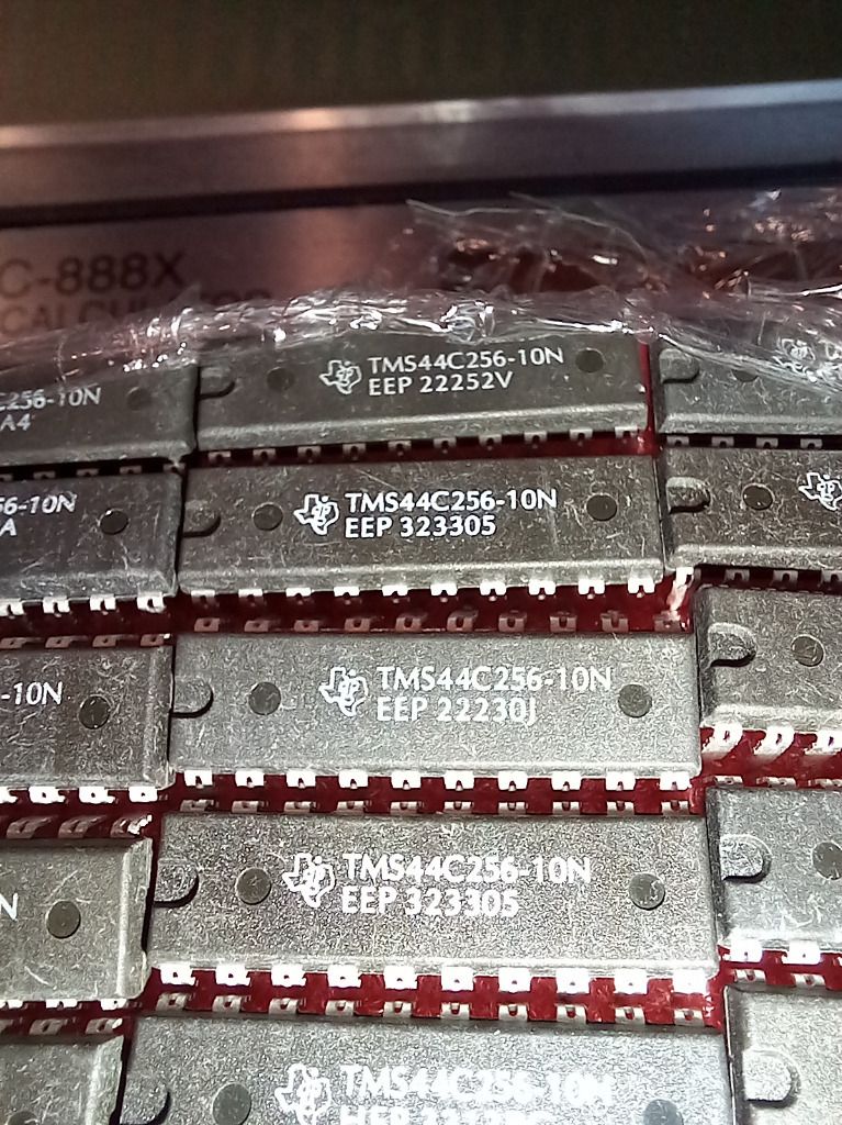 Pamięć DRAM typu TMS44C256-80N, organizacja 256k x 4