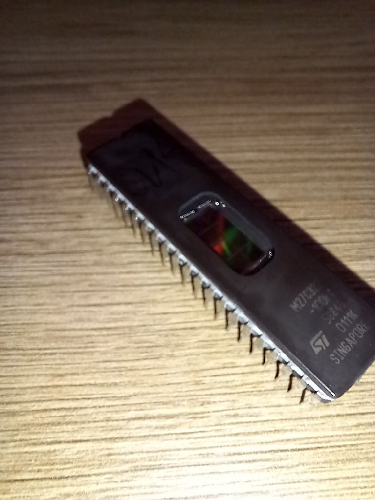 Pamięć EPROM firmy ST Microelectronic M27C322