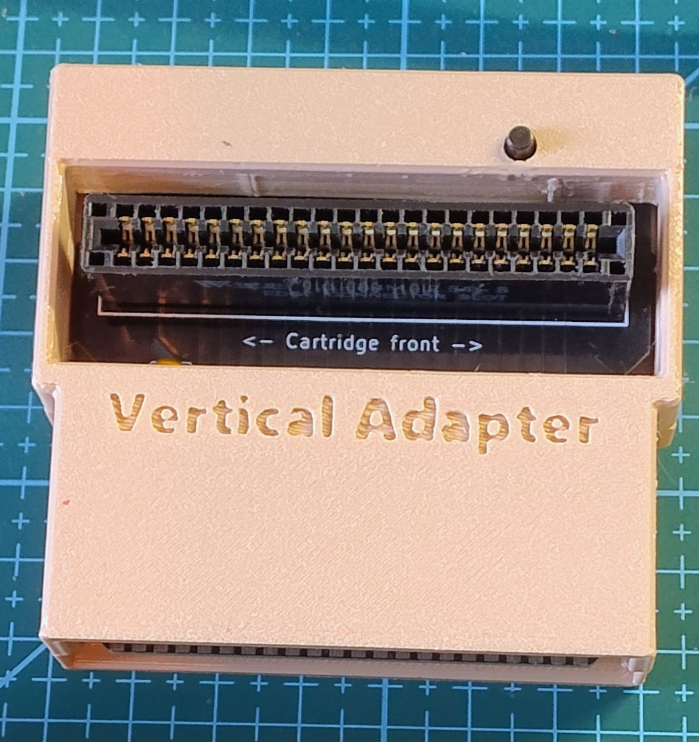 Adapter kątowy do Commodore wyposażony w przycisk reset