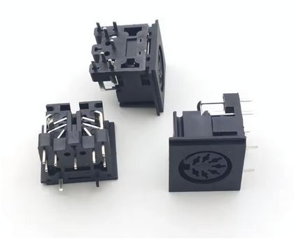 Gniazdo DIN 7 pin, m.in. jako gniazdo zasilania do Commodore