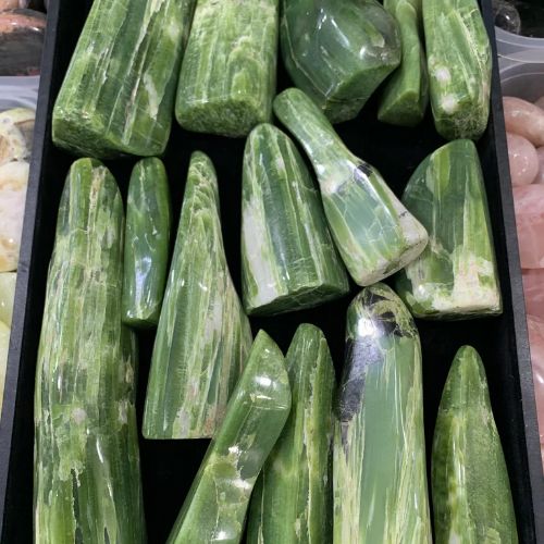 Tremolite Freeform 3&quot;-10&quot; - Select