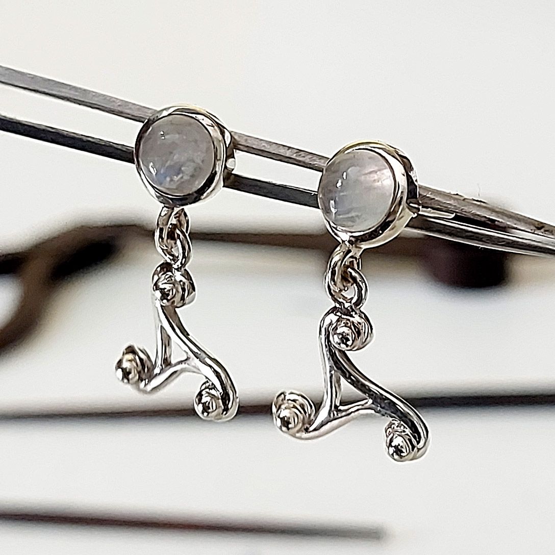 Earrings SS Rainbow Moonstone Triskel Studs