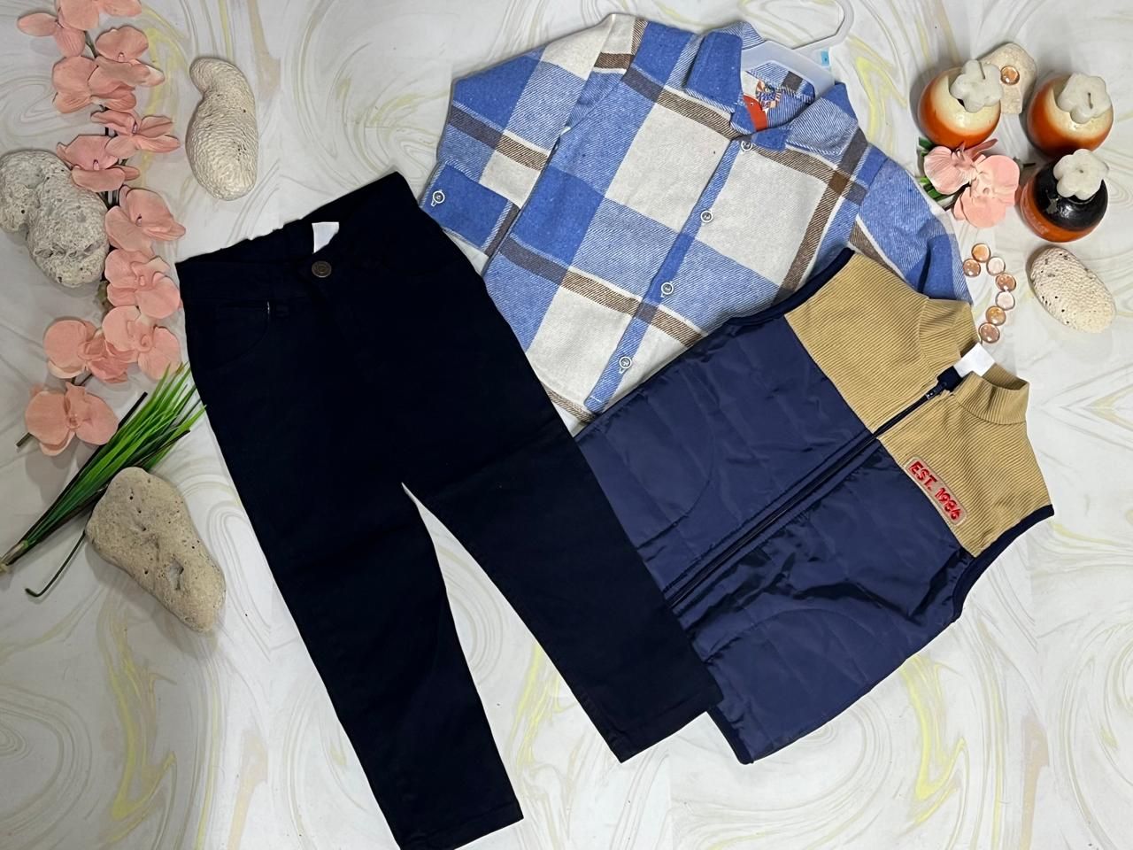 CONJUNTO NIÑO 3PZ  CHAMARRA PANA CAM FRANELA Y PANTALON DE MEZCLILLA