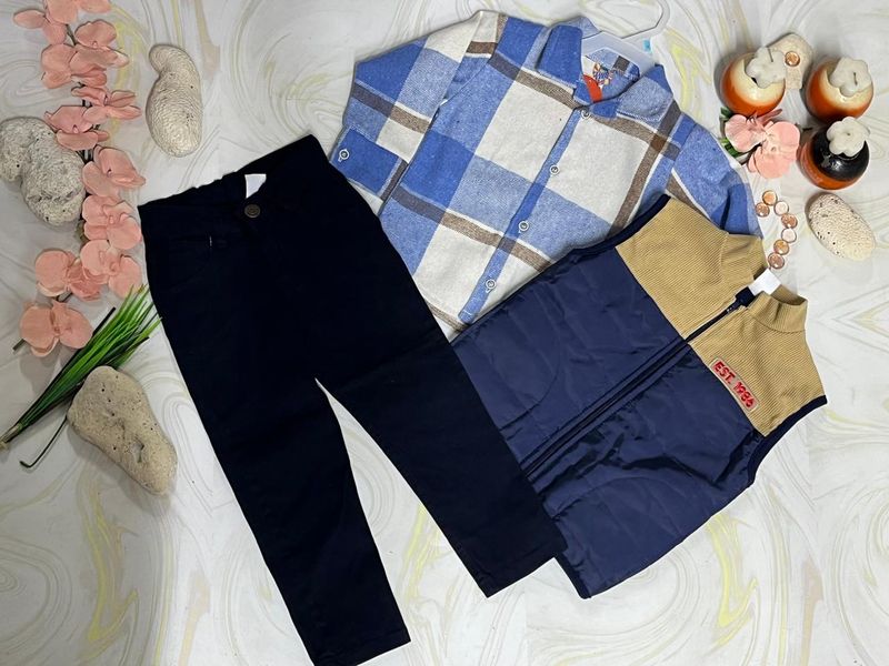 CONJUNTO NIÑO 3PZ  CHAMARRA PANA CAM FRANELA Y PANTALON DE MEZCLILLA