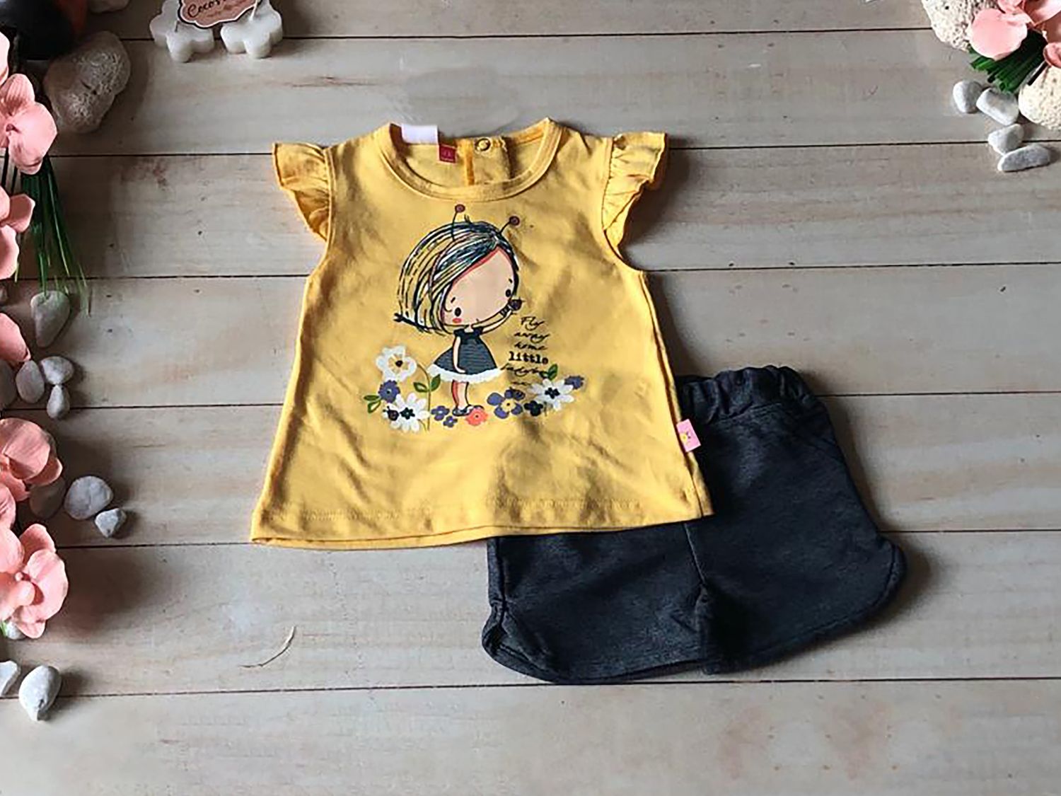 CONJUNTO 2 PZAS NIÑA VIENDO FLORES AMARILLO