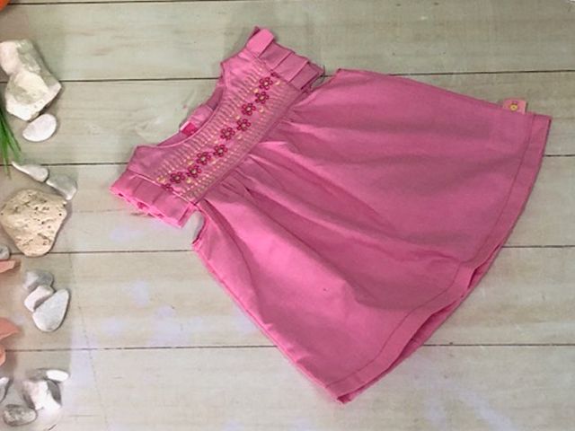BATA BORDADO FLORES EN PETO ROSA