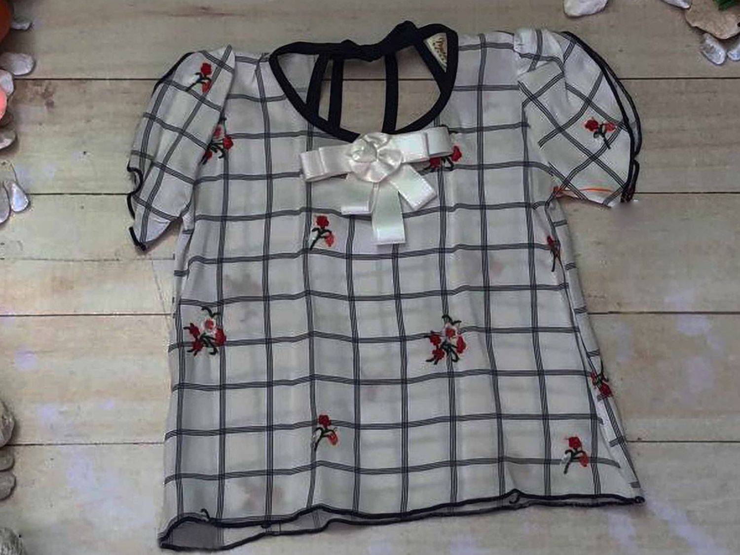 BLUSA AZUL BORDADA CON MOÑO