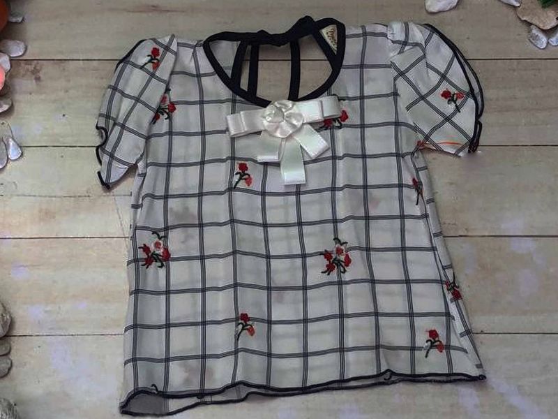 BLUSA AZUL BORDADA CON MOÑO