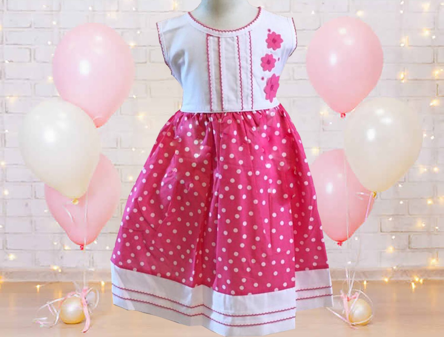 VESTIDO CON FLORES EN PETO COLOR ROSA