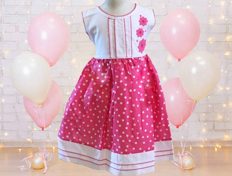 VESTIDO CON FLORES EN PETO COLOR ROSA