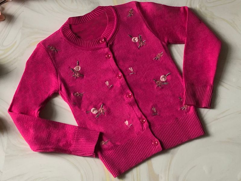 SWETER ABIERTO LIGERO BORDADO AL FRENTE FUSHIA
