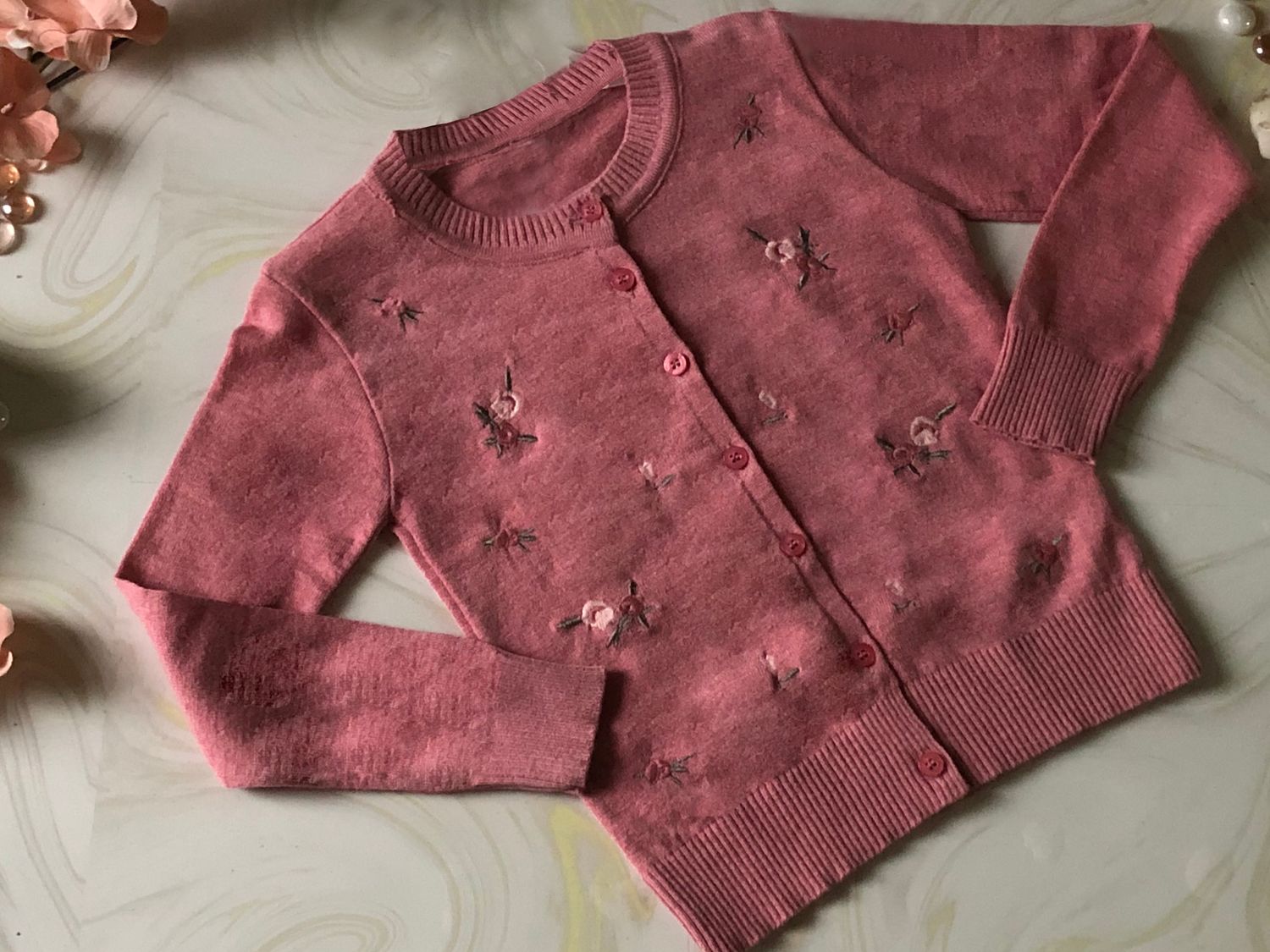 SWETER ABIERTO LIGERO BORDADO AL FRENTE ROSA