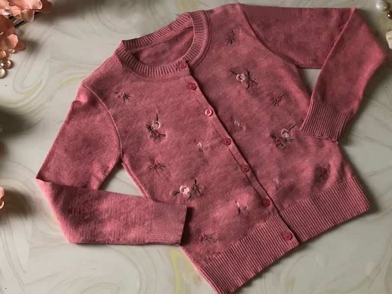SWETER ABIERTO LIGERO BORDADO AL FRENTE ROSA