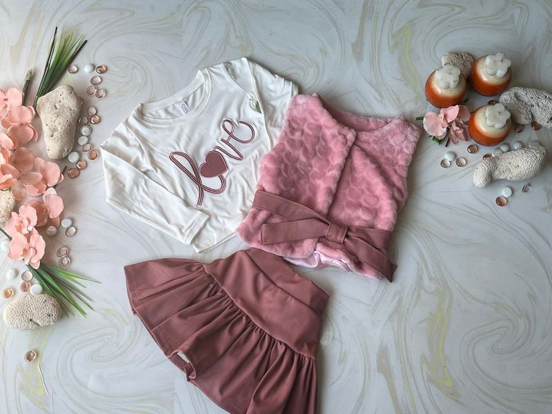 CONJUNTO .3PZAS NIÑA CHALECO Y FALDA CORAZON ROSA