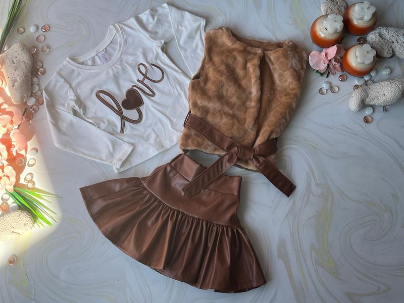 CONJUNTO.3PZAS NIÑA CHALECO Y FALDA CORAZON CAFÉ