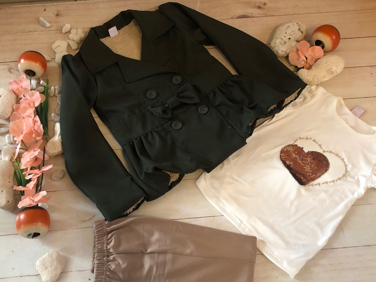 CONJUNTO 3PZ NIÑA  BLUSA CORAZON, SACO VERDE Y MALLAS