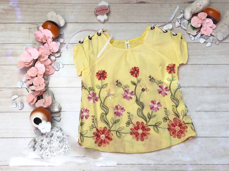 BLUSA AMARILLA BORDADA CON OJILLOS