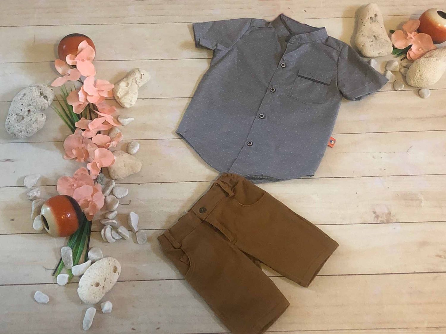 CONJUNTO 2PZ BOLSA Y CUELLO VISTAS CAMISA GRIS SHORT CAQUI