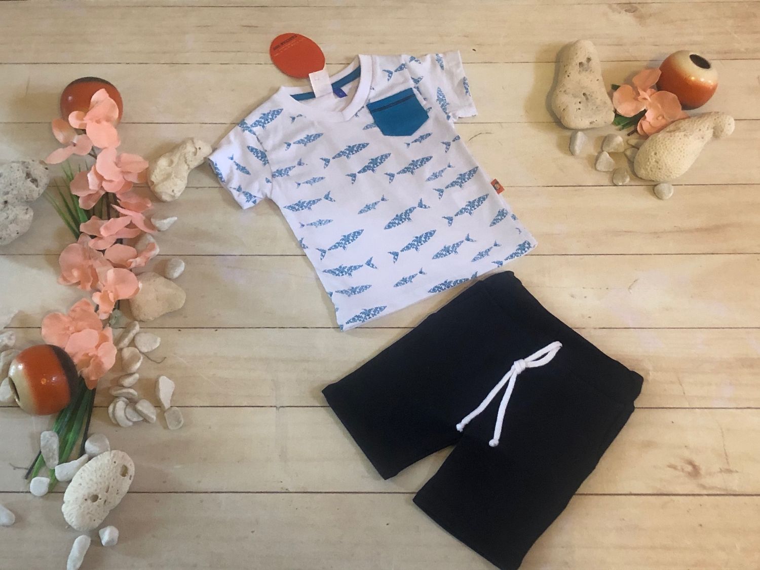 CONJUNTO 2PZ NIÑO TIBURONCIN CAMISA ROJA CON SHORT AZUL