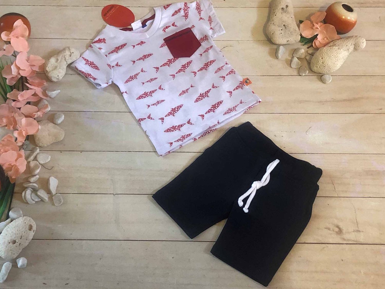 CONJUNTO 2PZ  NIÑO TIBURONCIN CAMISA ROJA CON SHORT AZUL