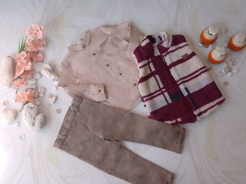 CONJUNTO  DE NIÑO 3PZAS CON CHALECO ABORREGADO