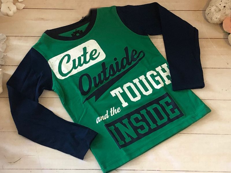 CAMISA  CUTE VERDE MANGAS AZULES