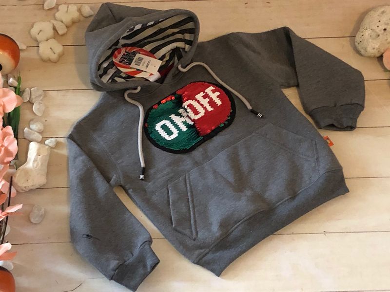SUDADERA GRIS NIÑO APLICA ON/OFF