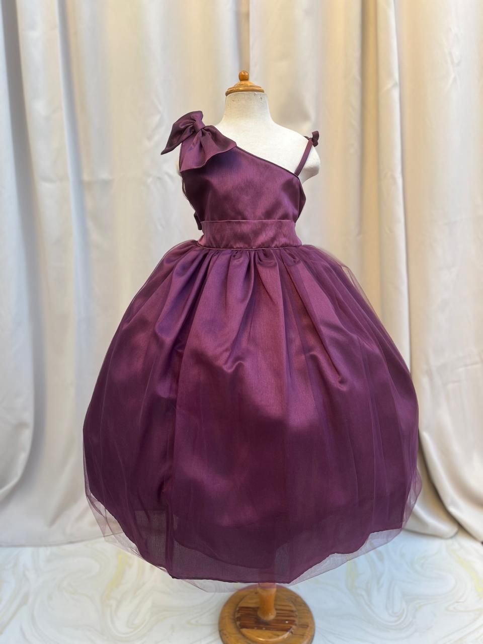 VESTIDO DE CEREMONIA COLOR UVA
