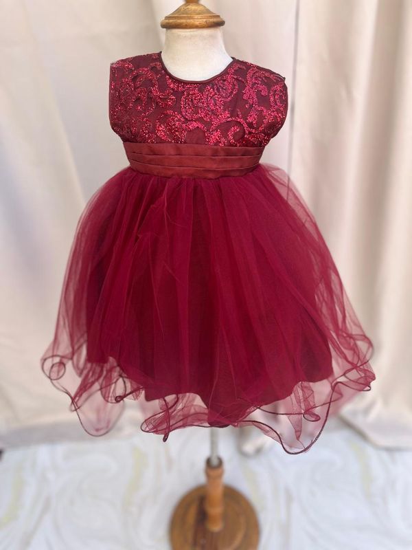 VESTIDO CON APLICACIÓN BRILLANTE EN PETO COLOR TINTO