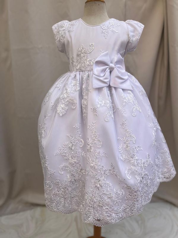 VESTIDO DE CEREMONIA BORDADO EN BLANCO