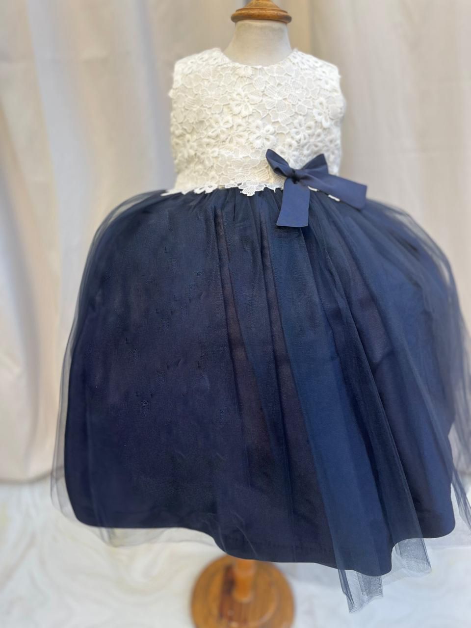 VESTIDO CEREMONIA COLOR AZUL MARINO CON BLANCO Y ENCAJE